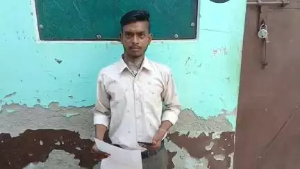 आंवला: आंवला में ईमानदारी की मिसाल, ई-रिक्शा चालक ने यात्री का छूटा मोबाइल पुलिस को सौंपा