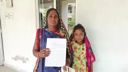 पन्ना: पति की मृत्यु के बाद योजनाओं का लाभ पाने के लिए 4 बेटियों के साथ भटक रही विधवा महिला, कलेक्टर कार्यालय में लगाई गुहार