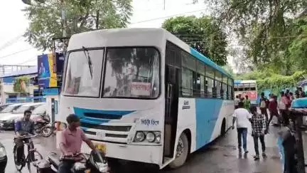 সিউড়ি ১: সিউড়ির সরকারি বাসস্ট্যান্ডের গেটের সামনে নর্দমার উপরে থাকা কাউকেচার চুরি, নর্দমা ঢুকল বাসের চাকা