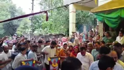 નડિયાદ: અમદાવાદ પ્લેન ક્રેશ દુર્ઘટનામાં મૃત્યુ પામનાર શહેરના પવાર દંપતીને વતન લાવવામાં આવ્યો, અંતિમ દર્શન માટે ટોળે ટોળા ઉમટ્યા