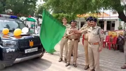 मथुरा: SP आरए ने आधुनिक संसाधनों से लैस डायल 112 की गाड़ियों को किया रवाना