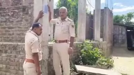 मधेपुर: द्वालख गांव में कोर्ट के आदेश पर पुलिस ने एक व्यक्ति के घर की दीवार पर इश्तेहार चिपकाया