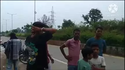 कोरबा: कोहड़िया के पास कार का दरवाजा अचानक खोलने से बाइक सवार टकराए, दो लोगों को लगी चोट, अस्पताल में दाखिल
