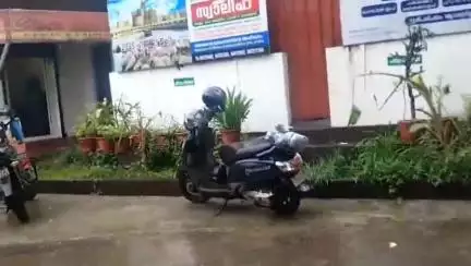 കണ്ണൂർ: തോരാതെ തീവ്രമഴ, ഇന്ന് റെഡ് അലർട്ട്, മലയോര മേഖലയിലെ പുഴകൾ കരകവിയുന്നു, തീരദേശത്ത് കടലാക്രമണ ഭീഷണി