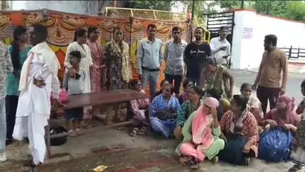 डूंगरपुर: हरिदेव जोशी सामान्य चिकित्सालय में लीड प्राइवेट प्लेसमेंट एजेंसी द्वारा हटाए गए नर्सिंग कर्मियों ने दिया धरना