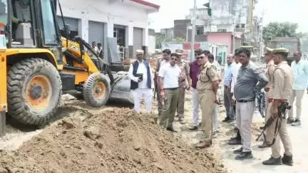 टांडा: मंगलवार को रामपुर-उत्तराखंड मार्ग पर अतिक्रमण हटाया गया, चौड़ीकरण से मिलेगी जाम से निजात, डीएम और एसपी ने किया निरीक्षण