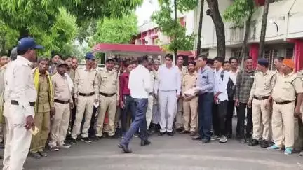 रायसेन: रायसेन में कोटवारों ने विभिन्न मांगों को लेकर कलेक्टर को ज्ञापन सौंपा, शिवराज सरकार के आदेशों के पालन की मांग की