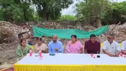 कोडरमा: कोडरमा विधायक, उपायुक्त और जिला परिषद अध्यक्ष ने झुमरीतिलैया में मार्केट कॉम्प्लेक्स का शिलान्यास किया