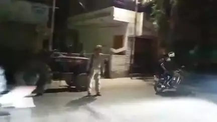 मिर्ज़ापुर: अवैध रॉयल्टी पर बालू ले जा रहे ट्रैक्टर-ट्राली को एसडीएम सदर ने पेट्रोल टंकी तिराहे से पकड़कर कराया सीज, मचा हड़कंप