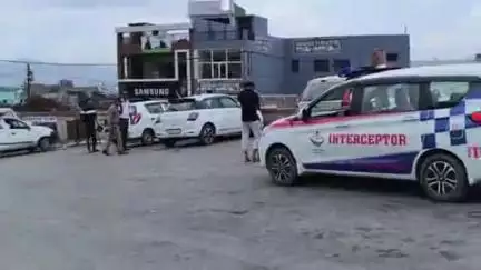 चम्पावत: डीएम और पुलिस का खौफ नहीं बस अड्डा बना प्राइवेट वाहनों का पार्किंग स्थल, पुलिस ने काटे पांच वाहनों के चालान