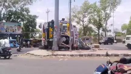 सागर: बहेरिया चौराहा पर डंपर ने ट्रक को टक्कर मारी, ट्रक पलटा और डीजल की टंकी फूटी