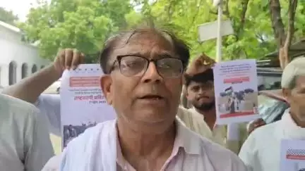जिलाधिकारी कार्यालय पर भाकपा के पदाधिकारियों ने अपनी मांगों को लेकर राष्ट्रपति को संबोधित ज्ञापन सौंपा