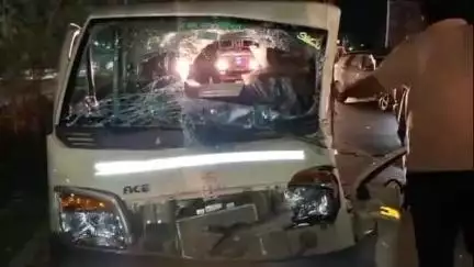 नागपूर शहर: संघर्ष नगर चौकात मध्यरात्री मोठ्या कंटेनर ने घातला गोंधळ, सिग्नल वर उभ्या असलेल्या वाहनाना धडक देत नेले घासत