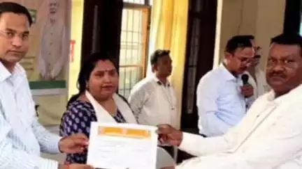 घाटमपुर: घाटमपुर में दुर्घटना में मृत किसानों के परिवार को मिली आर्थिक सहायता, विधायक और एसडीएम ने चेक वितरित किए
