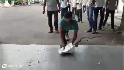 नीमच नगर: दिव्यांग ने जनसुनवाई में लगाई न्याय की गुहार, कॉलोनाइज़र द्वारा ज़मीन पर अवैध कब्ज़े की शिकायत