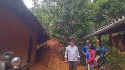 ಬೆಳ್ತಂಗಡಿ: ಬಂದಾರ್ ನಲ್ಲಿ ತೀವ್ರ ಮಳೆಗೆ ಗುಡ್ಡ ಕುಸಿದು ಮನೆಗೆ ಸಂಪೂರ್ಣ ಹಾನಿ