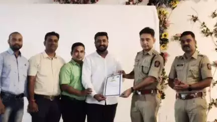 तुमसर: छत्रपती शिवशंभु प्रतिष्ठान कार्यालयात इंजि. नितीन धांडे यांना पोलीस अधीक्षक नुरुल हसन यांच्या हस्ते प्रशस्तीपत्र प्रदान