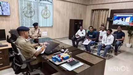 हरदोई: एसपी ने पुलिस ऑफिस में की जनसुनवाई, 60 पीड़ित अपनी शिकायत लेकर पहुंचे, एसपी ने निस्तारण के दिए निर्देश