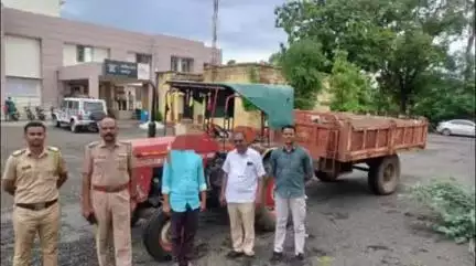अर्धापूर: पोलीसांनी अवैध रेती वाहतूक करणारे इसमांवर कारवाई करून ५ लाख ५ हजार रुपयांचा मुद्देमाल केला जप्त