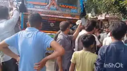 धामपुर: नहटौर के कोतवाली देहात मार्ग पर गांव फुलसंदा के पास रोडवेज बस को ट्रक ने टक्कर मारी, बस पलटने से बाल-बाल बची