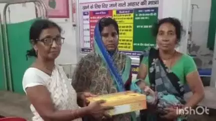 सोनभद्र बंशी सुर्यपुर: उप स्वास्थ्य केन्द्र वंशी में प्रसूति महिलाओं को नवजात किट का वितरण किया गया