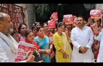 गया टाउन सीडी ब्लॉक: गुरुद्वारा रोड पर कांग्रेस नेता ने 'माई-बहन मान योजना' के तहत महिलाओं से भरवाया गारंटी पत्र
