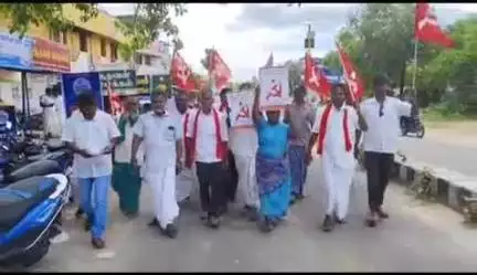 வேப்பந்தட்டை: பேருந்து நிலையத்தில் மார்க்சிஸ்ட் கம்யூனிஸ்ட் கட்சி சார்பில் மக்கள் சந்திப்பு பிரச்சார இயக்க இருசக்கர பேரணி நடந்தது மக்கள் சந்திப்பு பிரச்சார இய