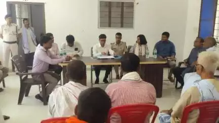 पंडौल: उग्रनाथ मंदिर परिसर में सदर एसडीएम चंदन झा के नेतृत्व में शांति समिति की बैठक आयोजित