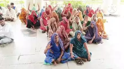 आगर: कजलास में SC वर्ग के मांगलिक भवन पर कब्जा, अतिक्रमण हटाने की मांग के साथ ग्रामीणों ने कलेक्ट्रेट में दिया धरना