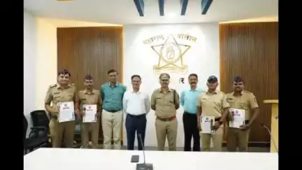 नंदुरबार: संवाद हॉल येथे स्मार्ट ई-बीट प्रणालीअंतर्गत उल्लेखनीय कामगिरी करणाऱ्या बीट मार्शल अंमलदारांचा पोलीस अधीक्षकांकडून सत्कार