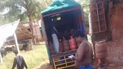ಕನಕಪುರ: ಹರಿಹರ ಸೋಲಿಗೇರಿ ರಸ್ತೆಯ ಕೆರೆ ಬಳಿ ಅಕ್ರಮ ಗ್ಯಾಸ್ ರೀಫಿಲ್ಲಿಂಗ್, ಇಬ್ಬರ ವಿರುದ್ಧ ಪ್ರಕರಣ ದಾಖಲು
