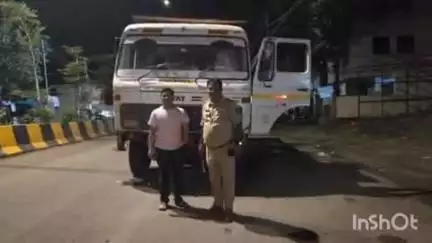 जामनेर: शहरातील शिवाजीनगर परिसरात मध्यरात्री अवैध वाळू वाहतूक करणाऱ्या डंपरवर तहसीलदार व पोलीस निरीक्षकांची कारवाई