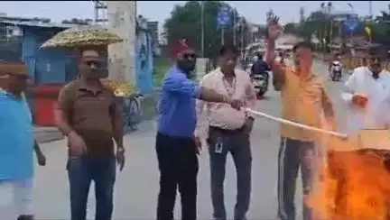नरेन्द्रनगर: हेलीकॉप्टर हादसे पर भाजपा प्रदेश प्रभारी दुष्यंत गौतम के विवादित बयान पर कांग्रेस ने 14 बीघा में फूंका पुतला