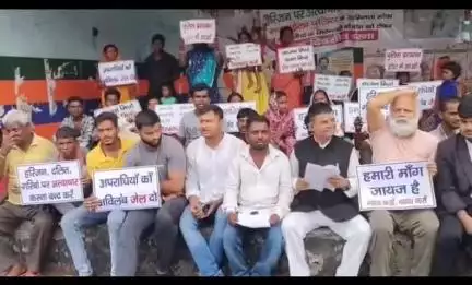 धनबाद/केंदुआडीह: हमलावरों की गिरफ्तारी की मांग को लेकर ग्रामीण एकता मंच ने रणधीर वर्मा चौक पर किया धरना प्रदर्शन