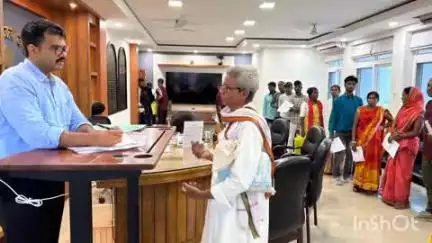 लातेहार: समाहरणालय में उपायुक्त ने सुनी ग्रामीणों की समस्या, निदान के लिए दिए आवश्यक निर्देश