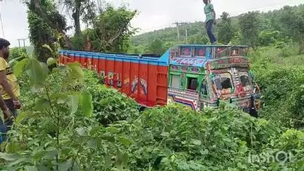 शिकारीपाड़ा: सीमानीजोड़ के पास सड़क किनारे गड्ढे में अनियंत्रित होकर पलटा ट्रक, कोई हताहत नहीं