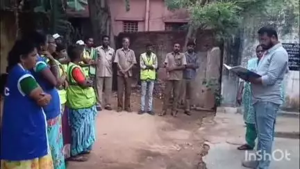 ఇళ్ల మధ్యలో ఖాళీ స్థలాల్లో పేరుకుపోయిన చెత్తను శుభ్రం చేయాలి: నెల్లూరు హెల్త్ ఆఫీసర్ చైతన్య