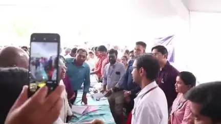 इछावर: ग्राम झोलियापुर में आयोजित कार्यक्रम में राज्यपाल मंगू भाई पटेल हुए शामिल, हितग्राहियों को दिए प्रमाण-पत्र