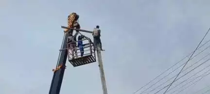 బూర్గంపహాడ్: సారపాకలో సేఫ్టీ లేకుండా కార్మికులతో విద్యుత్ పని చేపిస్తున్న విద్యుత్ అధికారుల వద్ద సబ్ కాంట్రాక్ట్ తీసుకున్న కాంట్రాక్టర్
