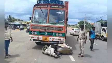 ಮಳವಳ್ಳಿ: ಪಟ್ಟಣದಲ್ಲಿ ಸ್ಕೂಟರ್‌ಗೆ ಹಾಲಿನ ಟ್ಯಾಂಕರ್ ಡಿಕ್ಕಿ, ಇಬ್ಬರು ಮಹಿಳೆಯರಿಗೆ ಗಾಯ