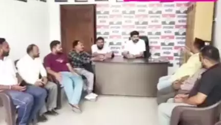 डोईवाला: परवादून जिला कांग्रेस कमेटी के अध्यक्ष मोहित उनियाल ने कार्यालय में कहा- पंचायत चुनाव के लिए कांग्रेस तैयार है