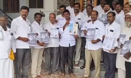 పత్తికొండ: పట్టణంలో మాజీ ఎమ్మెల్యే ఆధ్వర్యంలో వెన్నుపోటు పుస్తకాన్ని ఆవిష్కరించిన వైసీపీ నేతలు