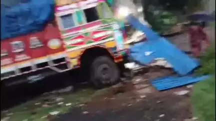 ডেবরা: ধামতোড়ে নিয়ন্ত্রণ হারিয়ে দোকানে ঢুকল লরি
