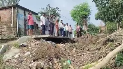 नौजलिया नकटा में पानी का निकास न होने और गड्ढे को लेकर ग्रामीण परेशान, समस्या का समाधान कराने की मांग

पूरनपुर विकासखंड