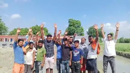 जोगापट्टी: राजकीय उत्क्रमित विद्यालय सिकटा कला के निर्माण में घटिया सामग्री का उपयोग करने पर ग्रामीण ने किया प्रदर्शन #jansamasya
