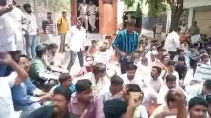 హిమాయత్ నగర్: ఆర్టీసీ క్రాస్ రోడ్డులోని బస్సు భవన్ ఎదుట ఆందోళన చేపట్టిన ఏబీవీపీ నాయకులు, విద్యార్థులు