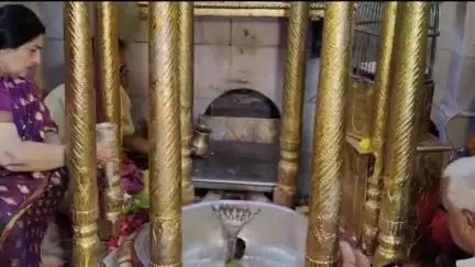 નાંદોદ: પોઇચા નર્મદા નદી કિનારાની સામે આવેલ કુબેર ભંડારીના મંદિરે ખ્યાતનામ ગાયિકા અનુરાધા પૌડવાલે દર્શન કર્યા.