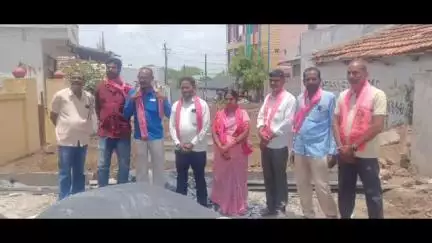 మంథని: సిసి రోడ్డు నిర్మాణంలో నాణ్యత లోపం పర్యవేక్షణలో పట్టింపులేని అధికారులు