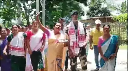 ঘগ্ৰাপাৰ ভাগ: জম্মু কাশ্মীৰত সীমান্তত ডেৰমাহ ধৰি অতন্দ্র প্রহৰী হৈ থাকি নিজ বাসগৃহত উপস্থিত নিমুৱাৰ ৰাহুল লহকৰ,গাওবাসীৰ উষ্ম আদৰণি