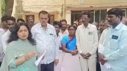 ಕಲಬುರಗಿ: ಜಮೀನು ವಿವಾದ ಬಗೆ ಹರಿಸುವಂತೆ ನಗರದ ಎಸಿ ಕಚೇರಿ ಮುಂದೆ ಸಿಟಿಜನ್ ಪೋರಂ ಫಾರ್ ಪೀಸ್ ಆಂಡ್ ಜಸ್ಟೀಸ್ ಸಂಘಟನೆಯಿಂದ ಪ್ರತಿಭಟನೆ